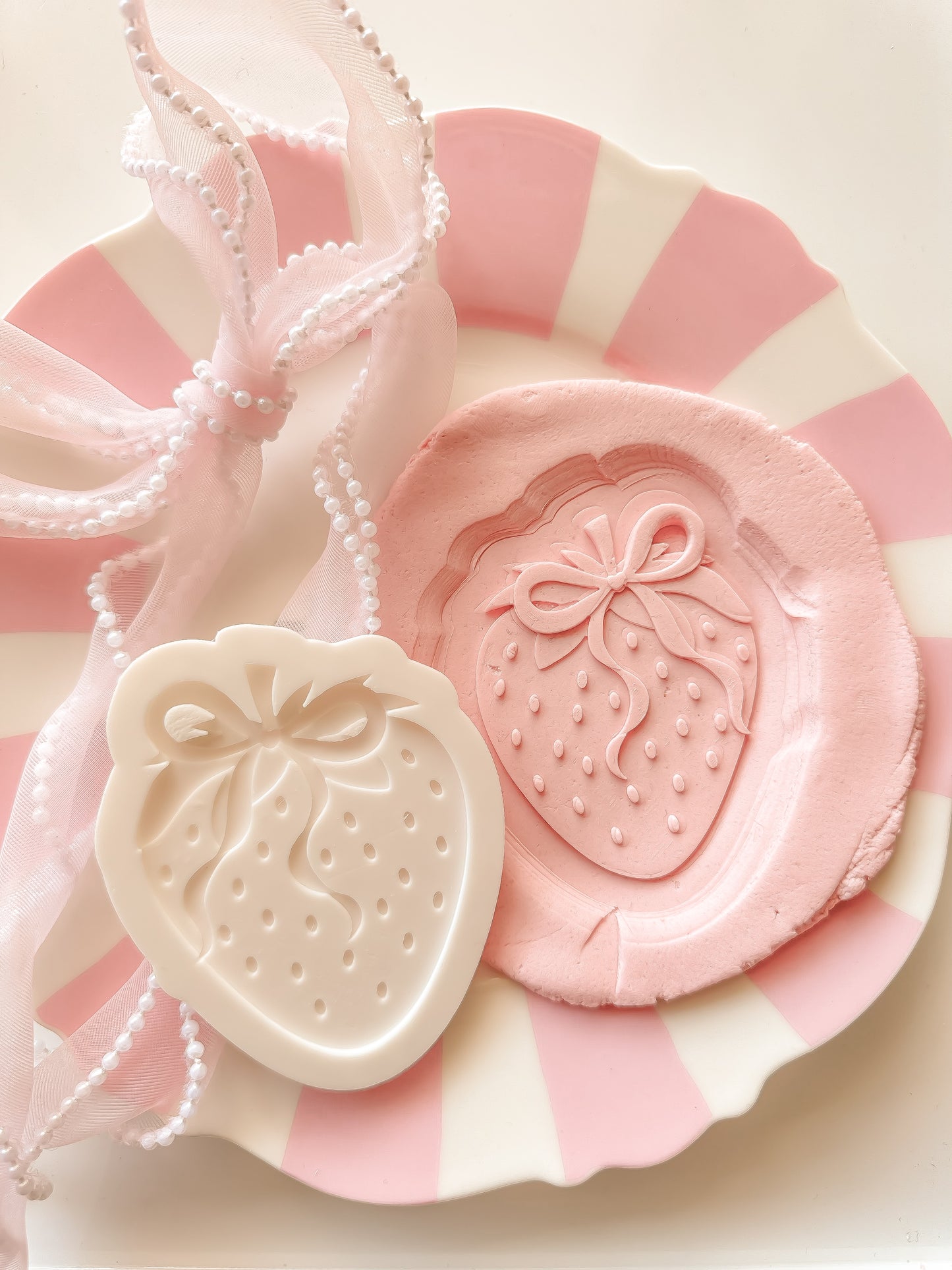 Strawberry with bow - Debosser and Cutter